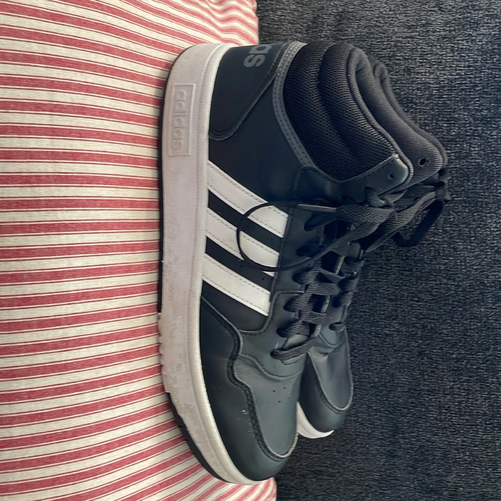 Boys size 7 Adidas Hoops Mid Shoe.